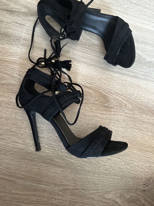 Buty czarne wiazane sandalki