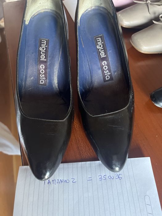 Oito pares sapatos em pele/tecido/camurça
