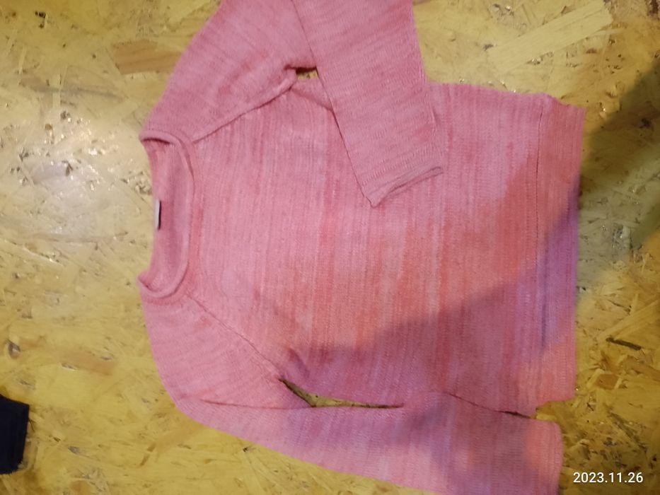 Продам светрики на 6-7 років на зріст 123-128 см,