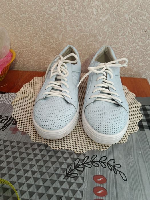 Кожаные женские кроссовки.