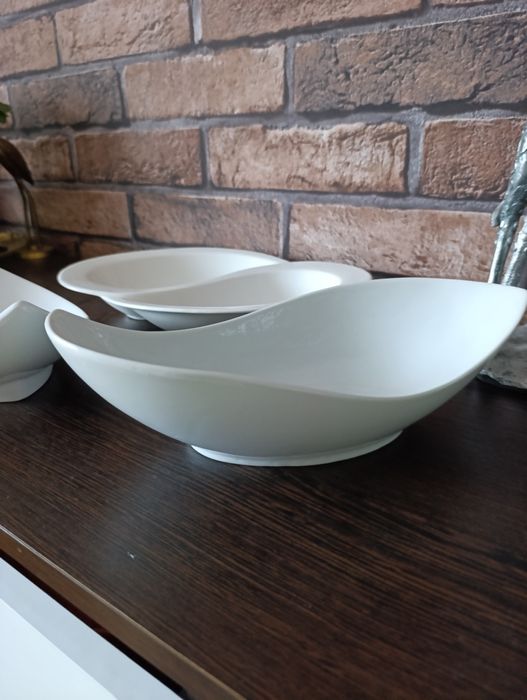 Trzy misy o nieregularnych kształtach