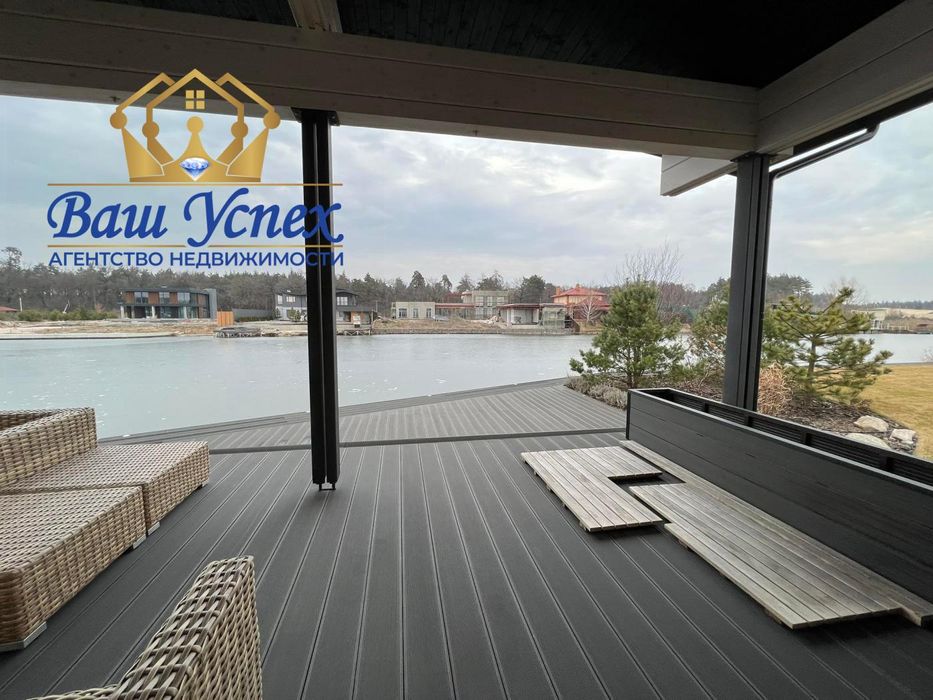 Продажа современного дома в городке с выходом на озеро.