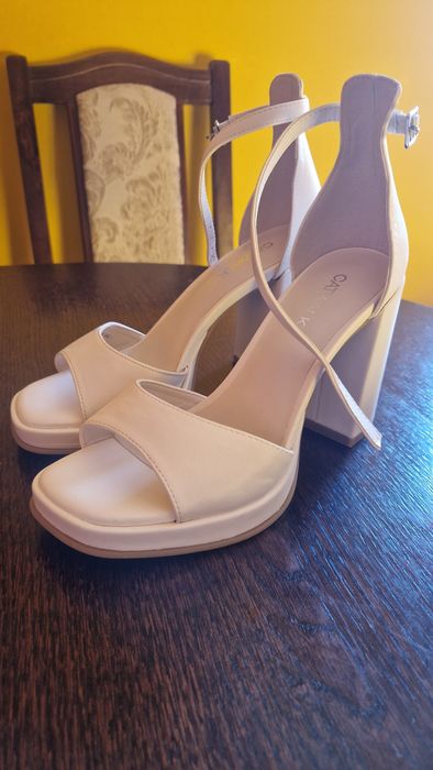 Білі босоніжки 36 розмір