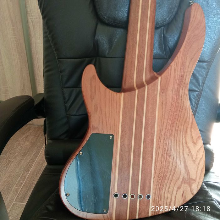 gitara basowa Vintage  aktywna  5 strun