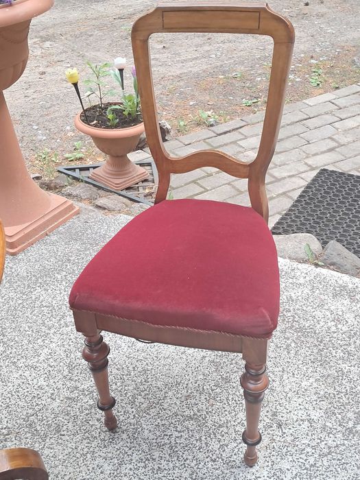 sprzedam stol i 4 krzesla eklektyczne