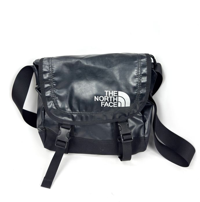 The North Face Base Camp messenger водонепроникна сумка