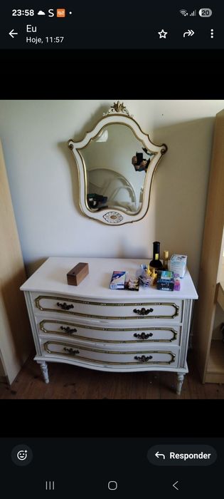Cómoda lacada com espelho