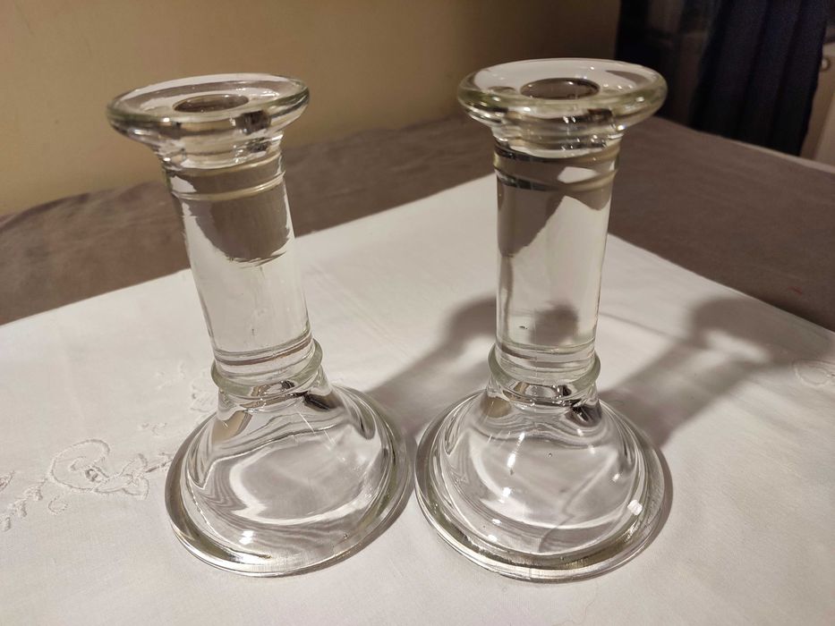 Dwa szklane świeczniki