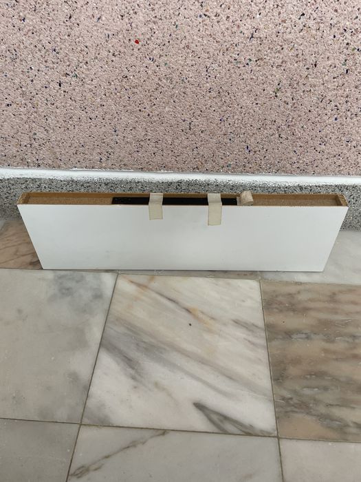 Prateleira lacada a branco com suporte