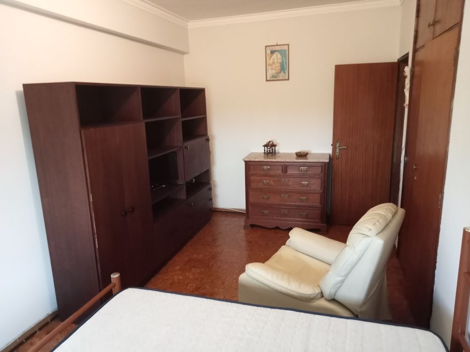 quarto grande bem localizado