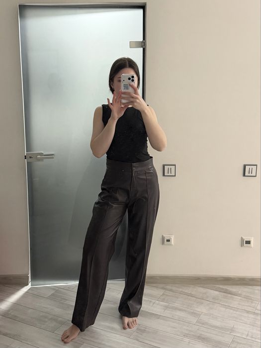 Шкіряні штани в розмірі L