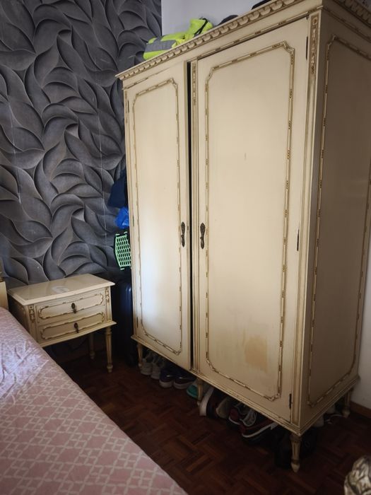 Mobília completa de quarto para dar pequenos restauros mas em óptimo estado.