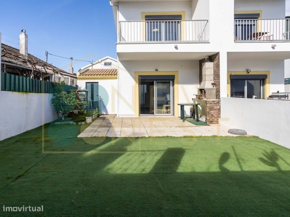 Moradia T2+2 com garagem e jardim, a dois passos do Parque do Serra...