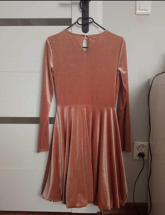 Różowa elegancka sukienka