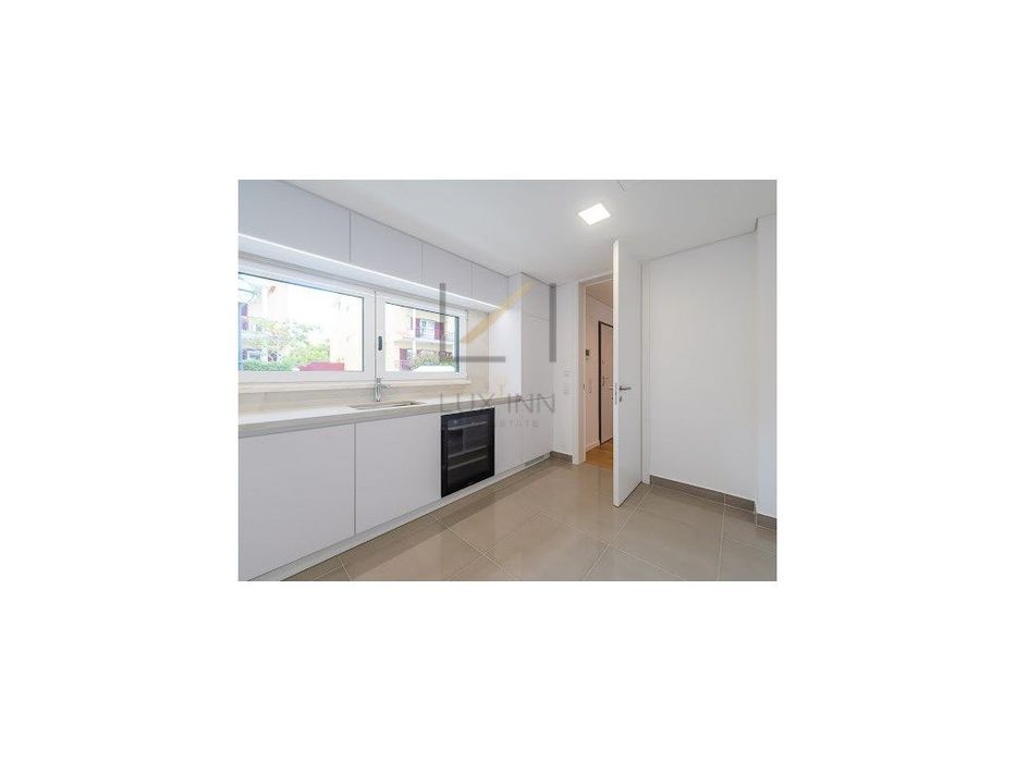 Moradia de Luxo T4 , São Pedro Do Estoril, com Piscina e Garagem