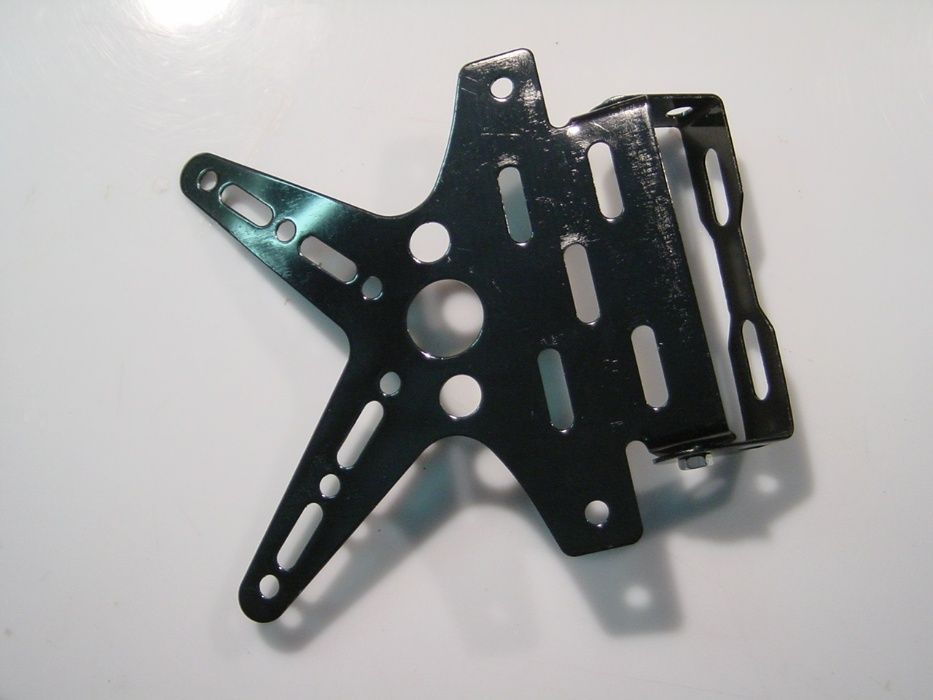 Suporte de matrícula articulado
