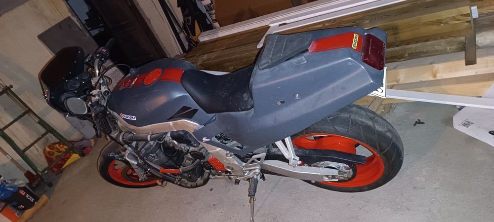 Vendo moto Suzuki