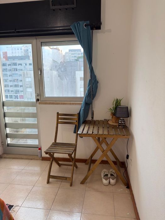 Arrendo Quarto, fica a 5 minutos do metro de Vila D’este
