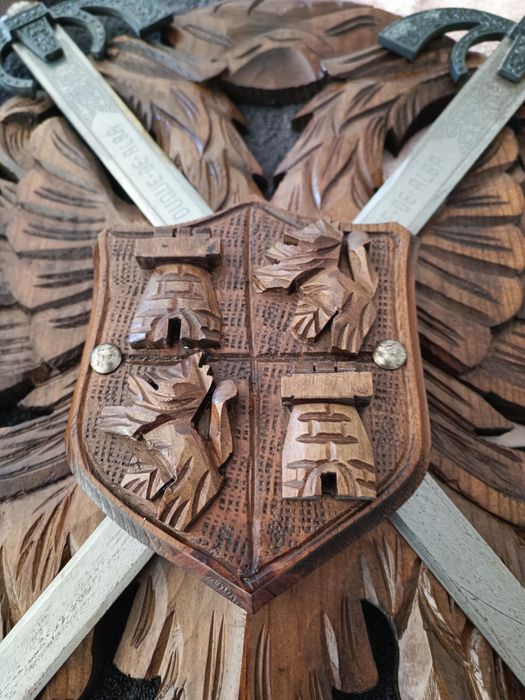 Escudo medieval com espadas