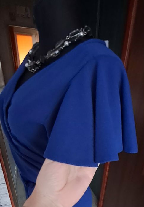 Elegancka sukienka w serek ,rekaw motylek i z  paskiem