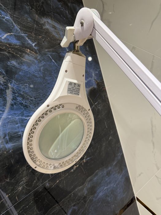 Lampa kosmetyczna. Lupa podświetlana.