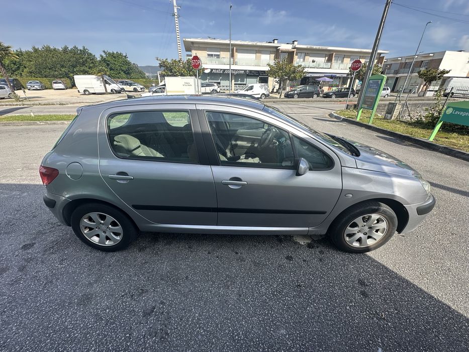 Peugeot 307 à venda, ano 2001, em bom estado, totalmente revisado.