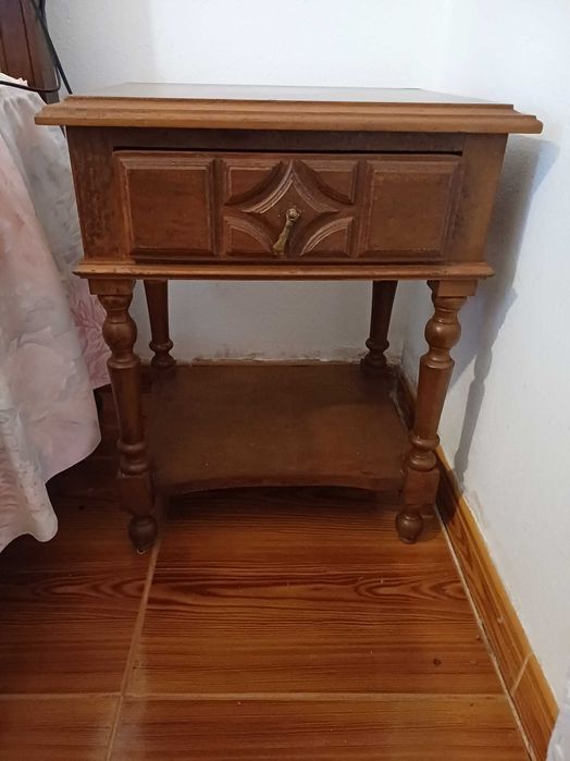 Cama com estrado e colchão E