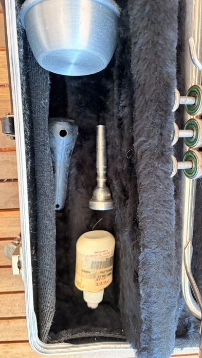 Trompete Bach Selmer Company Prateado Instrumento Sopro com Estojo Rígido