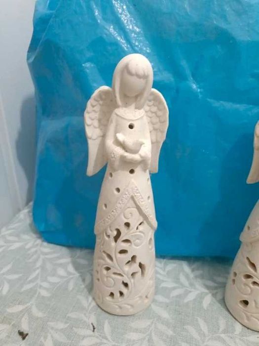 Anjos em gesso branco