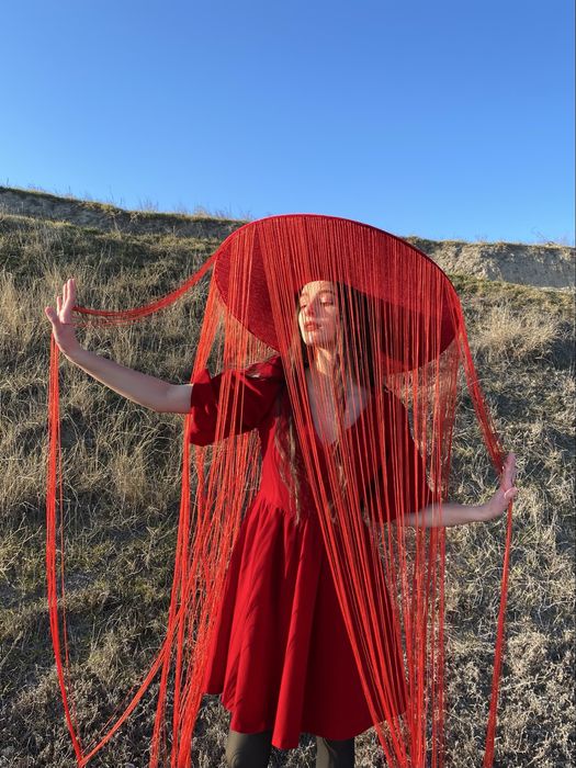 Червоний оксамитовий капелюх з бахромою для фотосесій ручної роботи