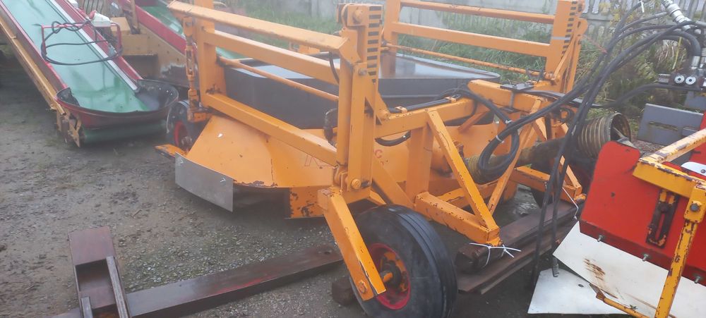 Причіпна косарка цибулі KEULMAC вентиляторного типу (піднімає гичку)