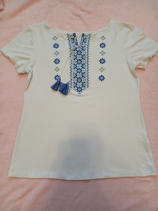 Вишита футболка для дівчинки