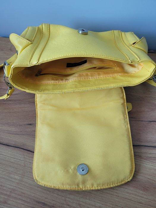 Żółta torebka listonoszka ramię pasku primark crossbody  atmosphere bag primark