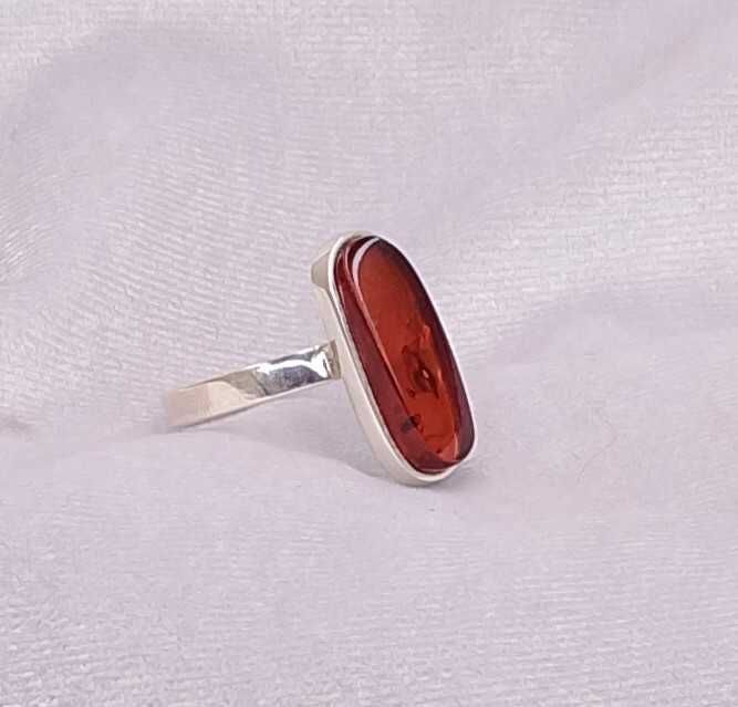 Srebrny pierścionek z bursztynem
