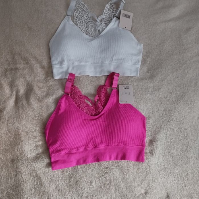 Biały biustonosz z efektownym tyłem.