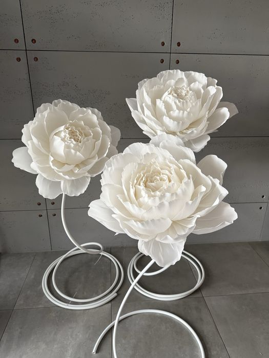 Kwiaty z krepiny na białych łodygach