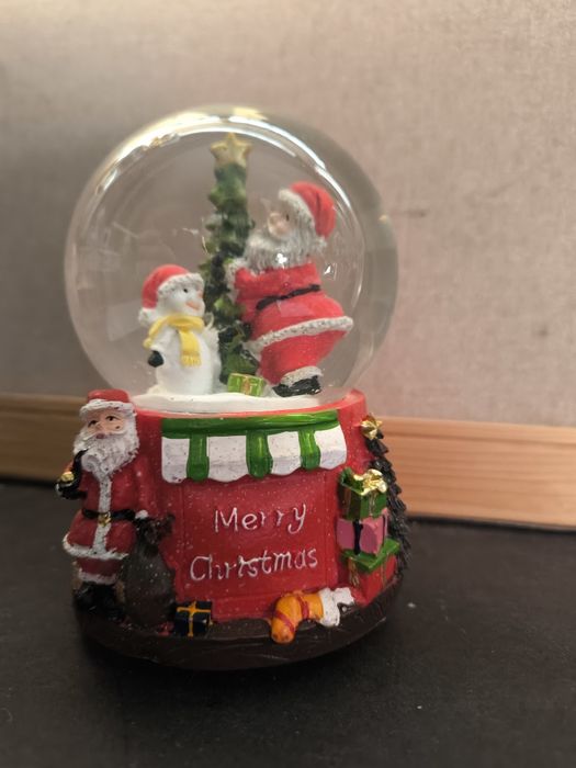 Bola de neve com música e figuras.
Bola de neve decorativa com tema na