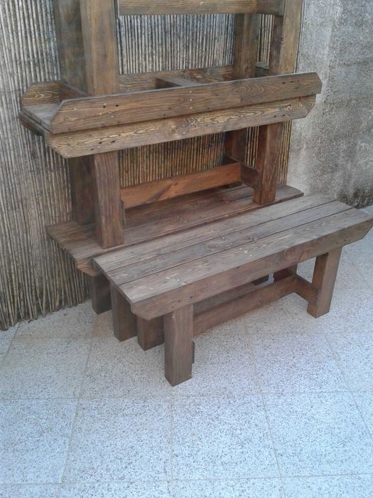 Bancos rusticos em madeira