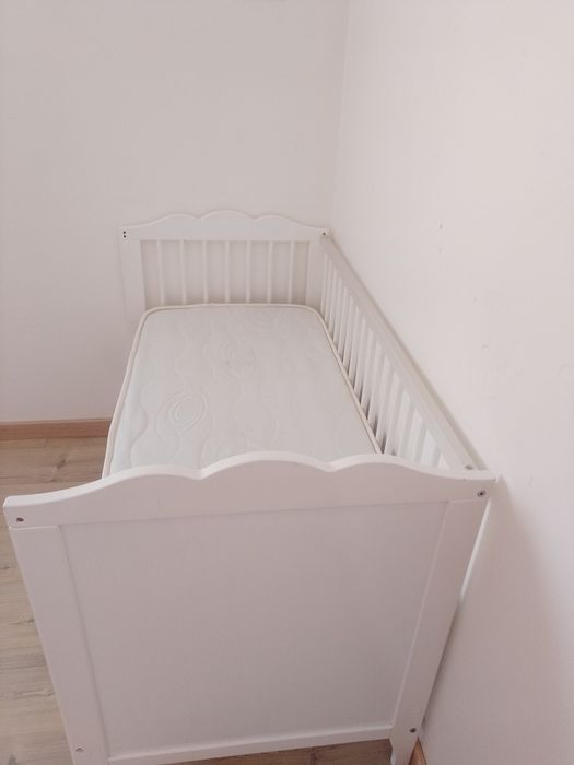 Berço para bebê com colchão.