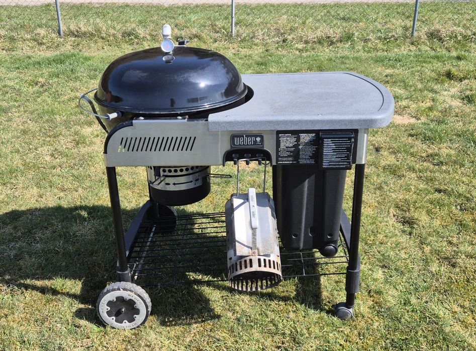 Grill węglowy Weber Performance zapalnik gazowy USA ze stolikiem