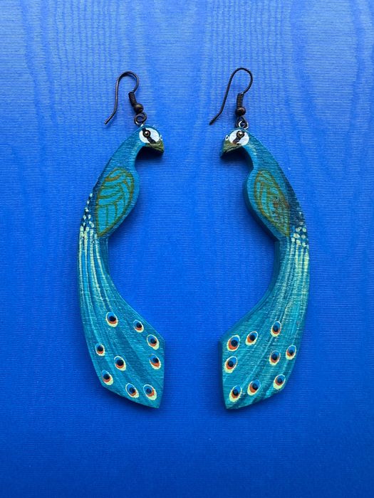 Piękne rzemieślnicze kolczyki z drewna malowane jednostronnie pawie