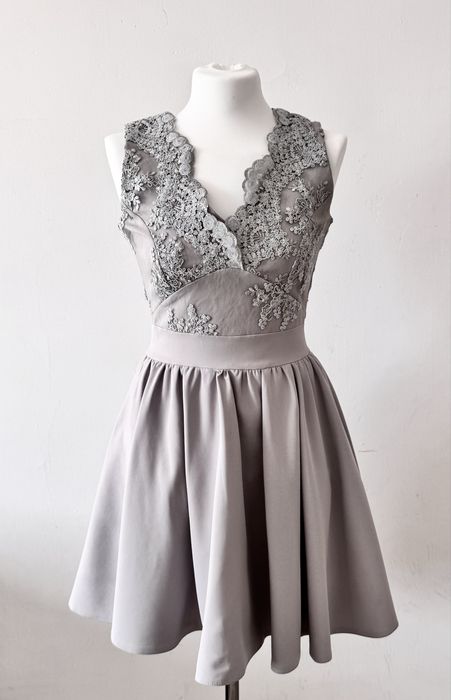 Sukienka szara z koronką 36