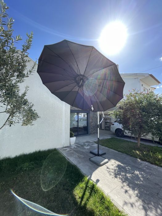 Chapéu de sol de cor cinza escuro e duas base