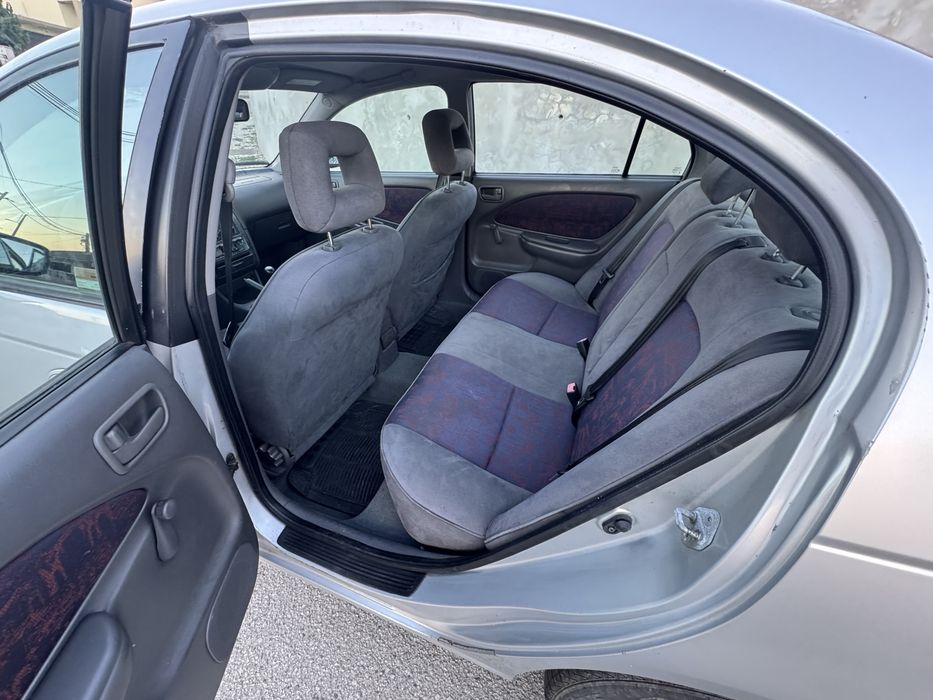 Toyota Avensis 2.0 D4-D de 2000, em bom estado de circulação
