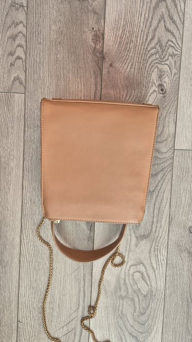 Torebka kuferek Reserved zloty łańcuszek nude beige