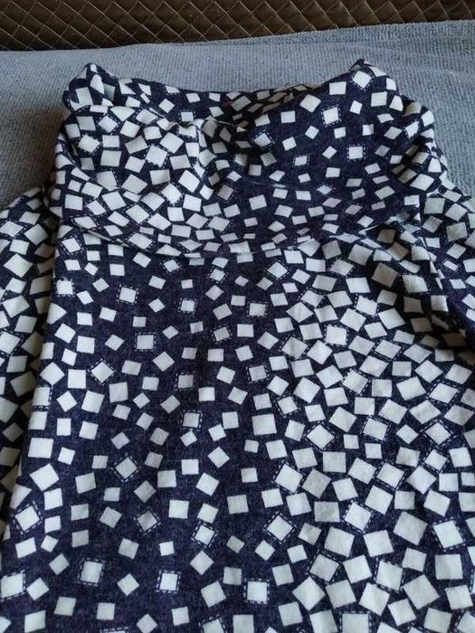 Sukienka sweter z golfem w romby