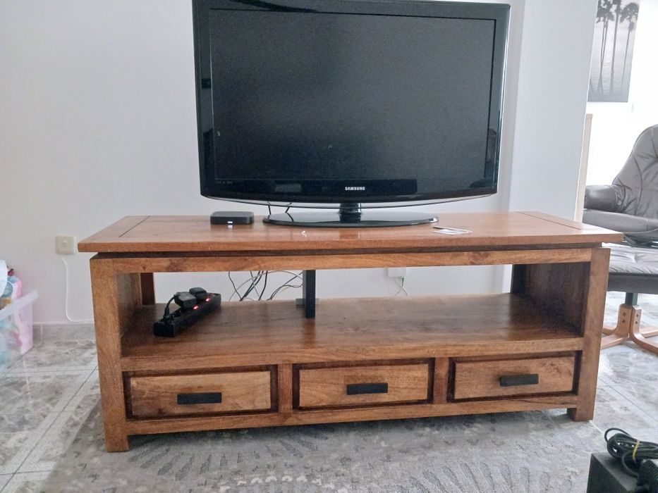 Móvel de sala em madeira.