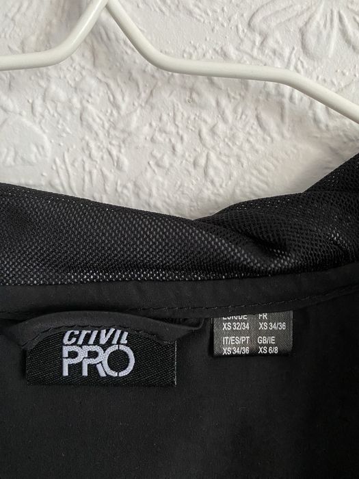 Жіноча бігова вітрівка