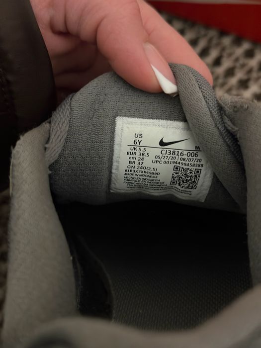 Оригінальні кросівки Nike сірі 38,5