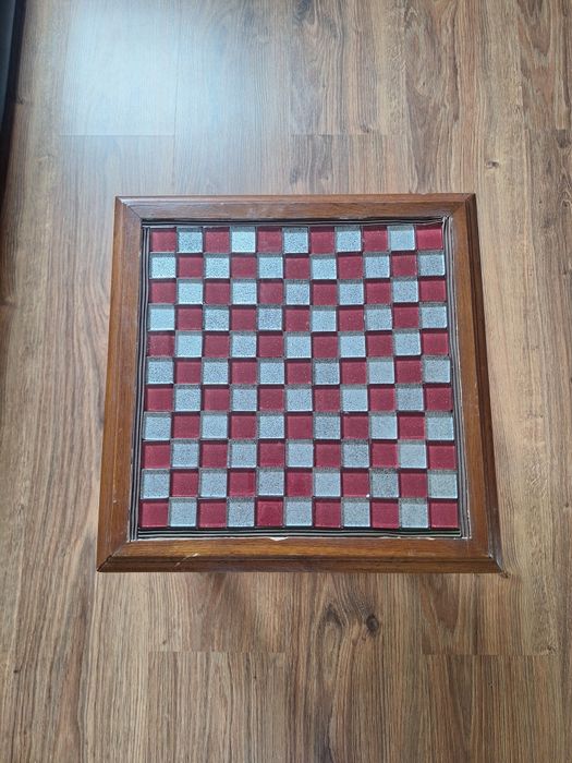 Mały dębowy stolik z szachownicą handmade